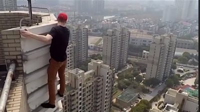 شاب يقفز على حافة ناطحة سحاب صينية (فيديو)
