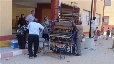 أولياء أمور: المقاعد لا تكفي تلاميذ مدرسة محمد عبده بالبحيرة