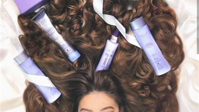 بالصور.. فتاة تستغل جمال شعرها في الدعاية