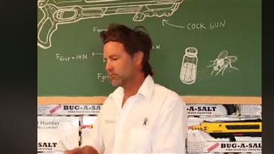 أول جهاز لقتل الذباب بالملح (فيديو)