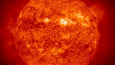 اليوم.. الشمس كرة بلياردو برتقالية دون بقع