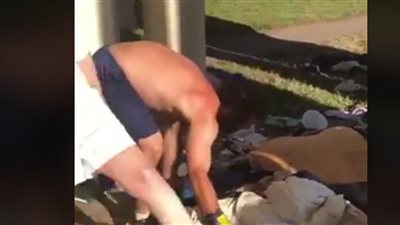 رجل يعتدي على مشرد ويلقى مقتنياته في بحيرة (فيديو)