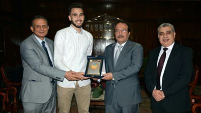 جامعة طنطا تكرم طالبًا عثر على 25 ألف جنيه وردها لصاحبها