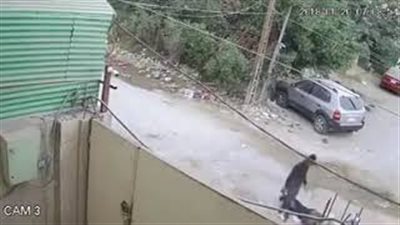 لحظة قتل شاب رجل مسن في الشارع بطريقة بشعة (فيديو)