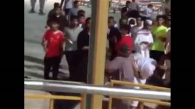 بالفيديو.. «خناقة طاحنة» بين شخصين في أحد شوارع الرياض