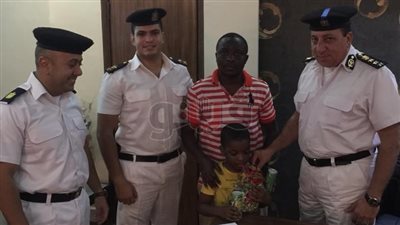 أمن القاهرة ينجح في إعادة طفل تائه لأهله بالنزهة