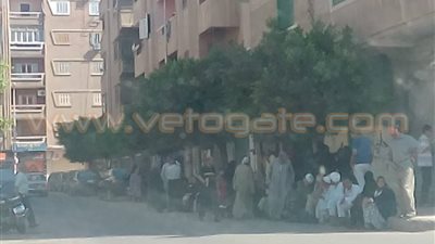 بالصور.. تزاحم أصحاب المعاشات أمام مكتب بريد دمنهور بالبحيرة