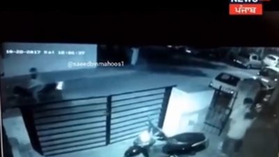 لحظة اعتداء مراهق على امرأة وسرقتها (فيديو)