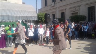 آداب القاهرة تستقبل الطلاب الجدد بعروض بهلوانية (فيديو)