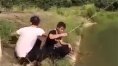 بالفيديو.. شاب يسقط صديقه في بحيرة برنة موبايل