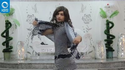 بالفيديو.. أقوى سخرية من رد فعل الأمهات على رقص بناتهن في حفلات الزفاف