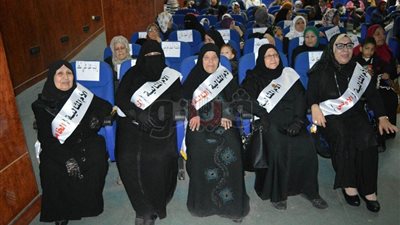 محافظ بورسعيد يكرم 25 أما مثالية (صور)