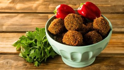 في اليوم العالمي للطعمية.. التاريخ يثبت انتماء الأكلة الشعبية للمصريين.. و«جوجل» يحتفل بها.. دواء جيد لتقليل الإصابة بالسرطان وأمراض القلب.. ومرضى أنيميا الفول والقولون العصبي محرومين منها