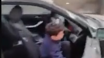 بالفيديو.. طفل عمره 8 سنوات «بيخمس» بعربية BMW