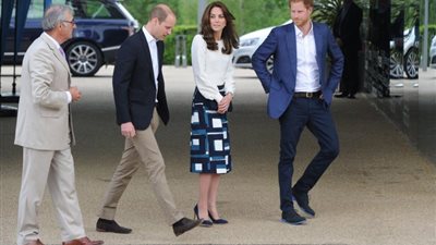 أمراء العرش البريطانى يرتدون أحذية مقطوعة (صور)