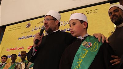 طفل كفيف يبهر وزير الأوقاف بتلاوة القرآن بالإنجليزية والفرنسية (فيديو)
