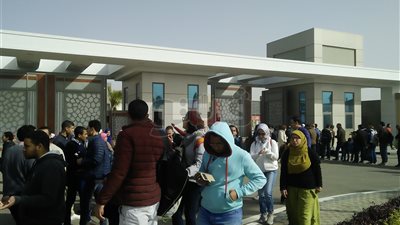 طوابير على بوابات معرض الكتاب في ثاني أيامه (صور)