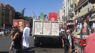 حي العجمي يزيل إشغالات سوق الهانوفيل (صور)