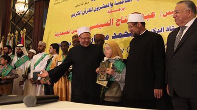 وزير الأوقاف يمنح طفلة جائزة خاصة لتفوقها في حفظ القرآن (فيديو)