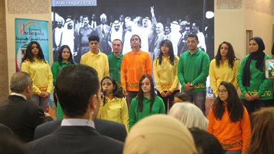 الأطفال يستقبلون أبو الغيط بجناح الجامعة العربية في معرض الكتاب (فيديو)