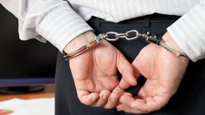 القبض على رئيس وحدة وربة منزل بتهمة الاستيلاء على معاش مواطن