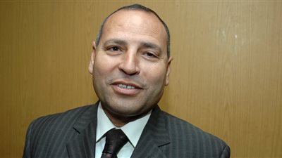 رفع سيارة شباب خريجين حولها صاحبها إلى كشك في مصر الجديدة