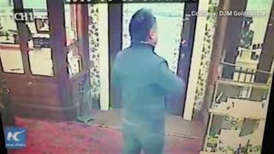 عمال يلقنون حرامي «علقة ساخنة» (فيديو)