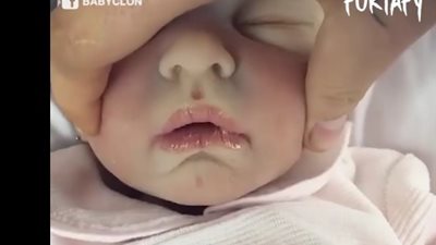 بالفيديو.. دمى على شكل أطفال حقيقيين