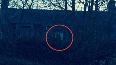 بالصور.. «عفريت» يطل من نافذة منزل يثير ذعر مستخدمي «فيس بوك»