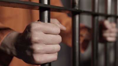 المشدد 6 سنوات لمسجل خطر بتهمة السرقة بالإكراه في السلام