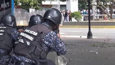 فوضى في شوارع فنزويلا وسط إطلاق نار وإلقاء المولوتوف (فيديو)