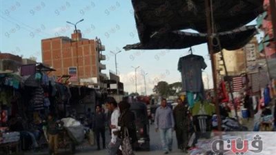 بالصور.. استغاثات أهالي القنطرة غرب من انتشار تجارة الأرصفة