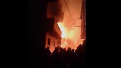 «طوبة تشعل كفر صقر».. مشاجرة بسبب مرور زفة أمام مأتم تنتهي بوفاة سيدة.. أهالي الضحية يحرقون منازل عائلة عربية.. يمنعون وصول سيارات الإطفاء.. انقطاع الكهرباء عن سنجها.. وهروب أسرة الطفل سبب ا