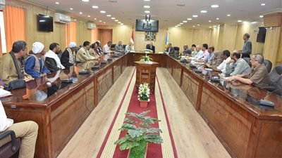 تسليم 10 عقود تقنين أراض أملاك دولة لواضعي اليد في أسيوط (فيديو)