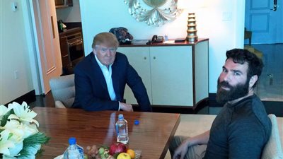 نشطاء مواقع التواصل يتداولون صورة لترامب مع تاجر سلاح