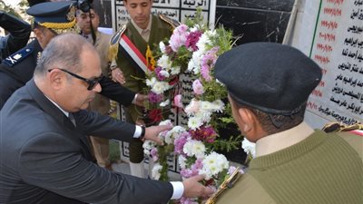 محافظ الغربية يضع إكليل الزهور على النصب التذكاري لشهداء الشرطة