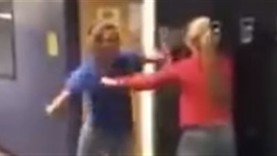 فتاة تلقن زميلتها 