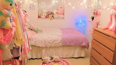 «الدمية اللطيفة».. فتاة تعيش حياة باربي تطلق علامة تجارية باسمها (صور)