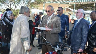 محافظ البحر الأحمر يسلم ذوي الإعاقة أجهزة تعويضية وكراسي متحركة (صور)