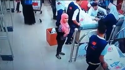 لحظة سرقة فتاتين حقيبة امرأة في أحد أسواق أكتوبر (فيديو)