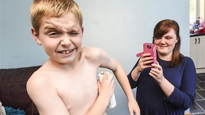 بالفيديو والصور.. رد فعل طفل يصارع لاستخدام مزيل العرق لأول مرة