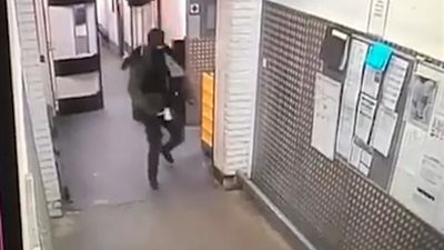 رجل يروع متسوقي سوبر ماركت بفأس (فيديو وصور)