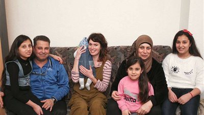 نجمة Game of Thrones تزور عائلة سورية في ألمانيا (صور)