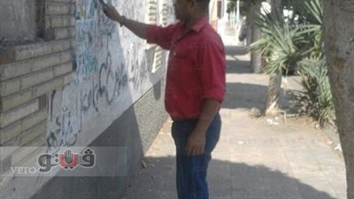 بالصور.. إزالة الملصقات أولى خطوات تجميل حي العرب في بورسعيد