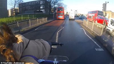 امرأة تعبر طريقا سريعا بتهور للحاق بحافلة (فيديو وصور)