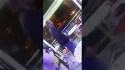 لحظة اعتداء شاب على فتاة بالضرب المبرح (فيديو)