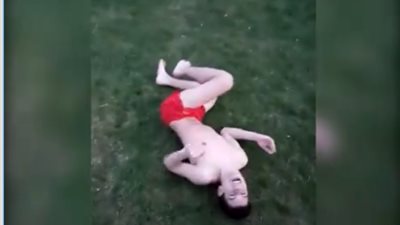 سقوط مروع لشاب استعرض مهاراته في القفز (فيديو)