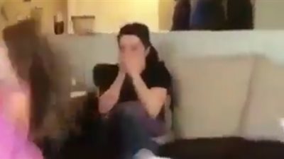 رد فعل أبوين اعتدت ابنتهما على شقيقها بالضرب (فيديو)