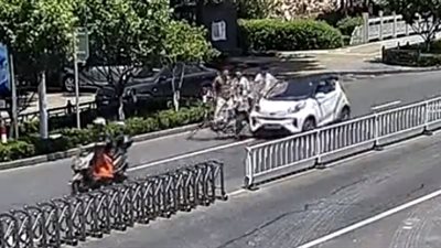 امرأة تتعرض لحادث دهس مروع بسبب حذائها (فيديو)