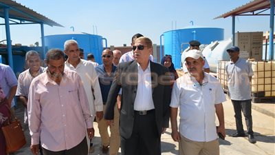 محافظ الإسماعيلية يتفقد محطة مياه عزبة العمدة صالح بالضبعية